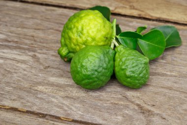 Bergamot ahşap arka plan üzerinde.