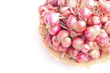 Beyaz zemin üzerine kırmızı yeşil soğan