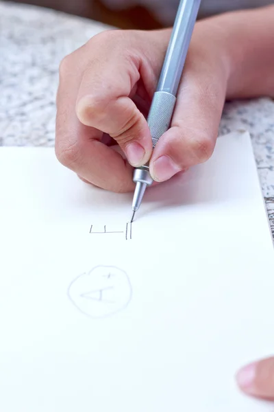 Niños dibujando en su cuaderno . —  Fotos de Stock