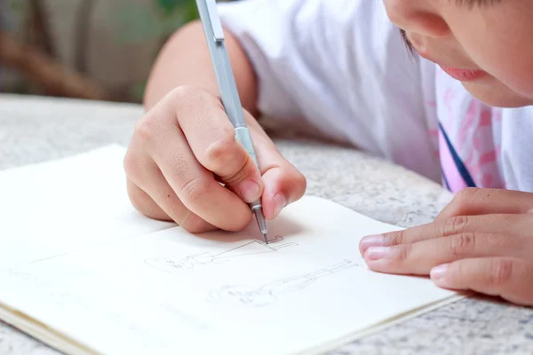 Kinderen tekenen op haar opmerking boek. — Stockfoto