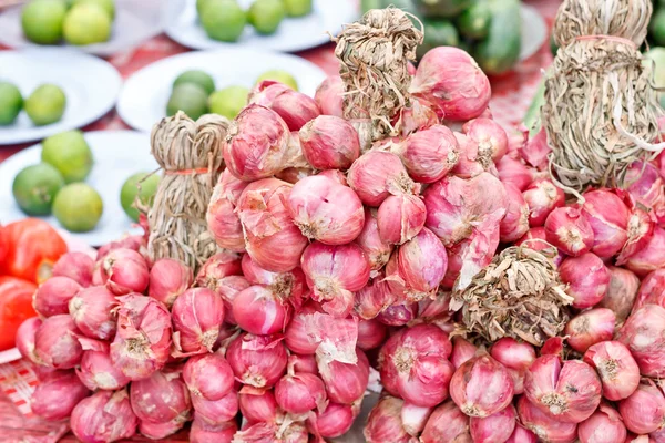 Shallot onions on market. — Stock Photo, Image