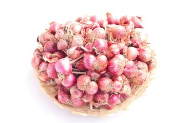 Beyaz zemin üzerine kırmızı yeşil soğan