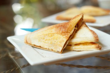 Tost ve kahve kahvaltı için.