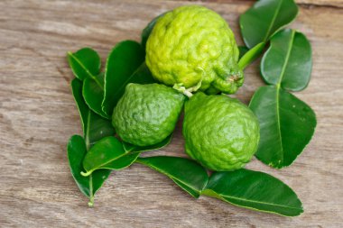 Bergamot ahşap arka plan üzerinde.