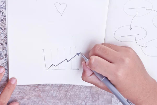 Niños dibujando gráfico en su cuaderno . —  Fotos de Stock