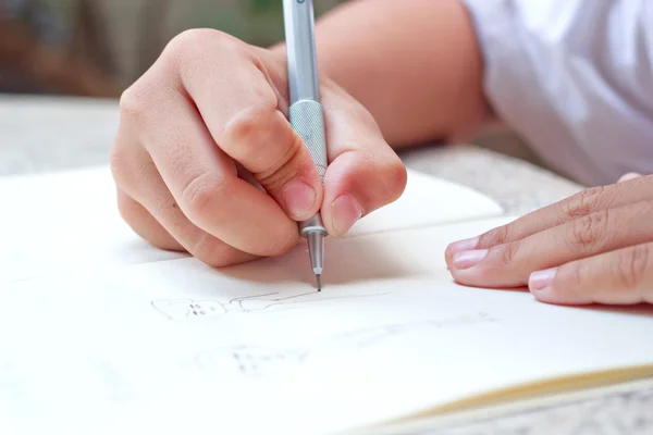 Kinderen tekenen op haar opmerking boek. — Stockfoto