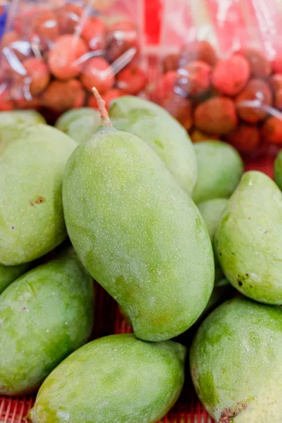 Högen av mango på Thailand marknad. — Stockfoto