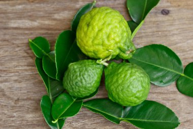 Bergamot ahşap arka plan üzerinde.