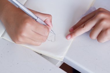 Bir kalp shap Not kitabında çizim çocuklar.