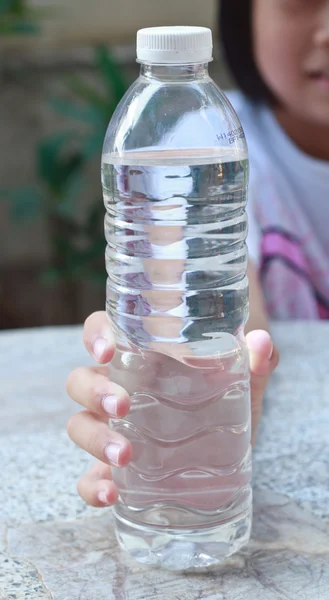 I bambini condividono la sua acqua potabile . — Foto Stock