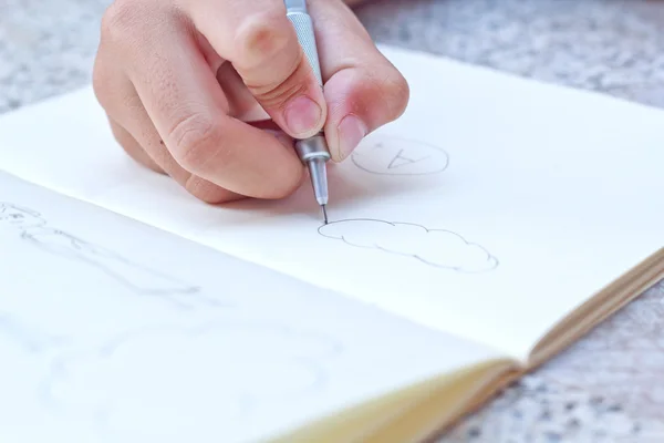 Niños dibujando en su cuaderno . —  Fotos de Stock