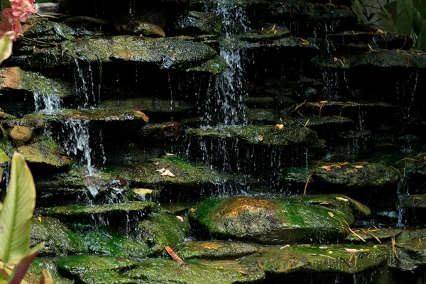 Den konstgjorda vattenfallen — Stockfoto