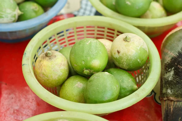 Lime citron på marknaden. — Stockfoto