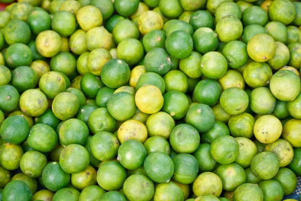 Lime citron på marknaden. — Stockfoto