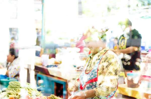 Nongkhai, Thailand - May 09, 2015: Unidentified smiling shop own — Stock Photo, Image