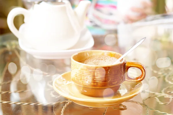 Kreative Tasse Kaffee mit doppelter Belichtung kombiniert mit blauem Boke — Stockfoto