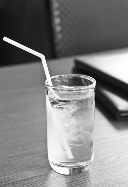 Noir et blanc ton de verre d'eau potable . — Photo