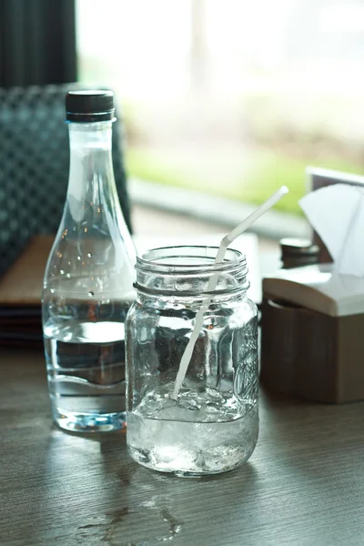 Glas drinkwater. — Stockfoto