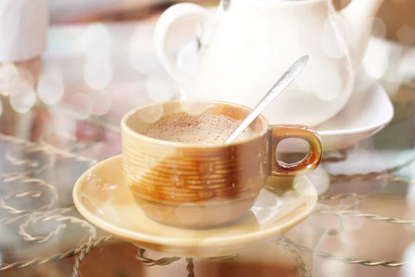 Kreative Tasse Kaffee mit doppelter Belichtung kombiniert mit blauem Boke — Stockfoto