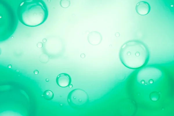 Zeepbellen op groene achtergrond, abstracte achtergrond. — Stockfoto