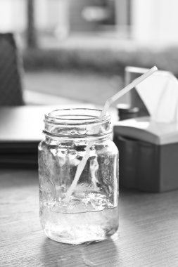 Siyah ve beyaz tonu bardak içecek su.