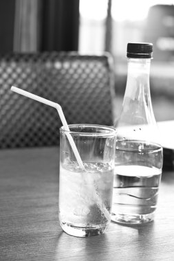 Siyah ve beyaz tonu bardak içecek su.