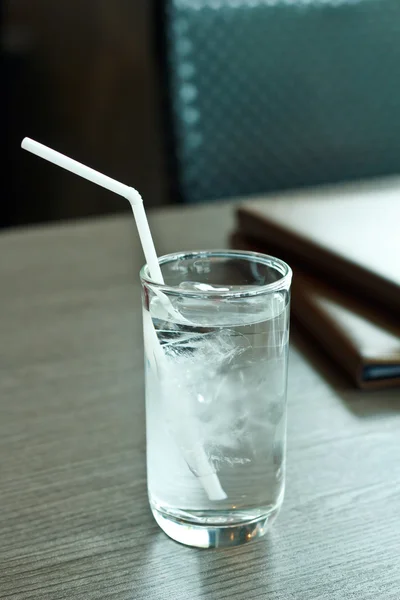 Склянка питної води . — стокове фото