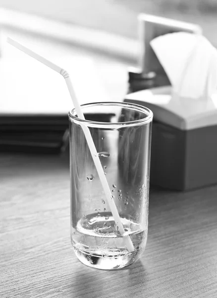 Schwarz-Weiß-Ton eines Glases Trinkwasser. — Stockfoto