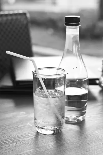 Preto e branco tom de vidro de água de bebida . — Fotografia de Stock