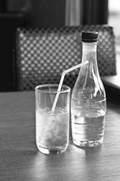 Tono bianco e nero di Bicchiere d'acqua potabile . — Foto Stock