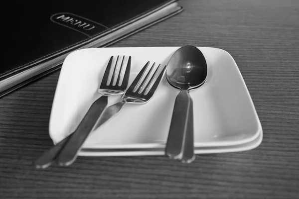 Tabeller som för måltid fokuserade på gaffeln. — Stockfoto