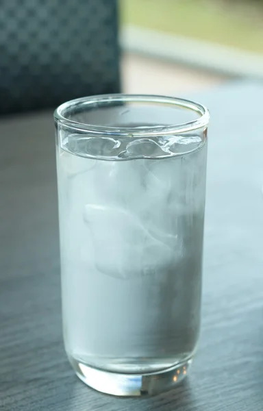Copo de água da bebida no ajuste da tabela ao almoço . — Fotografia de Stock