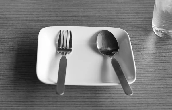 Tono blanco y negro de las mesas fijadas para la comida — Foto de Stock