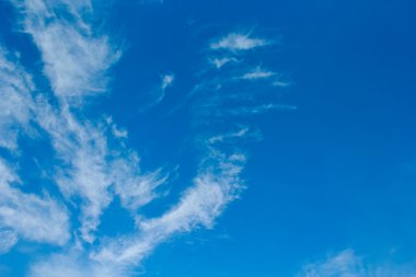 Bulutlu mavi gökyüzü arkaplanı.