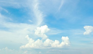 Bulutlu mavi gökyüzü arkaplanı.