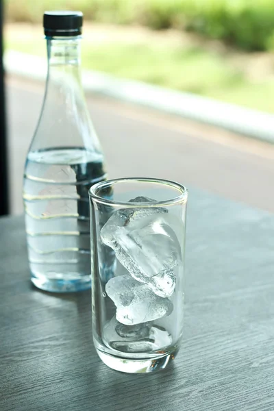 Glas dricka vatten i dukningen till lunch. — Stockfoto