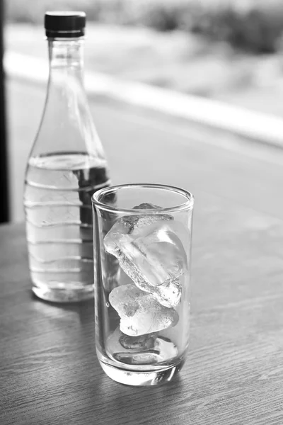 Černá a bílá tón skla pití vody. — Stock fotografie