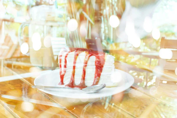 創造的な二重露光クレープ ケーキとストロベリー ソース添え — ストック写真