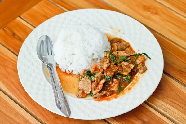 Sugo di pasta di peperoncino fritto con carne di maiale. Carne di maiale con cibo tailandese cowpea . — Foto Stock