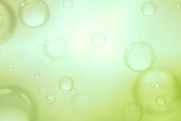 Zeepbellen op groene achtergrond, abstracte achtergrond. — Stockfoto