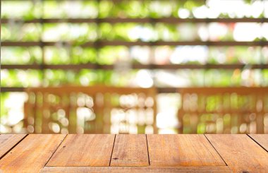 Ahşap masa kahve dükkanı ile arka plan bulanıklık.