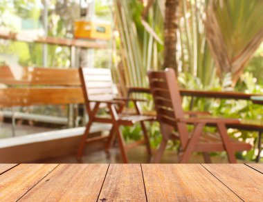 Ahşap masa kahve dükkanı ile arka plan bulanıklık.