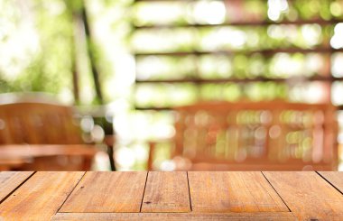 Ahşap masa kahve dükkanı ile arka plan bulanıklık.