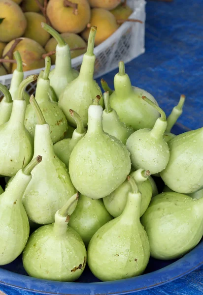 Högen av flaskan kalebass på marknaden. — Stockfoto