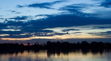 Nehir alacakaranlık sırasında toplayan.