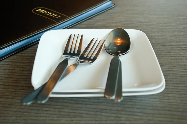 Tabeller som för måltid fokuserade på gaffeln. — Stockfoto