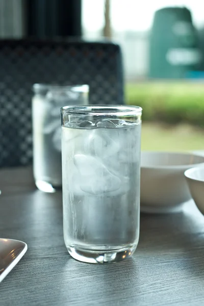 Glas drinkwater in de instelling van de tabel voor de lunch. — Stockfoto