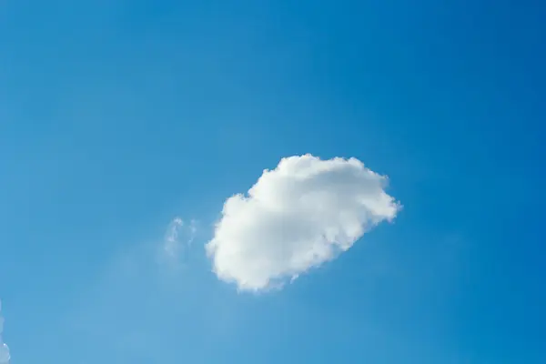 Blauwe lucht achtergrond met bewolkt. — Stockfoto
