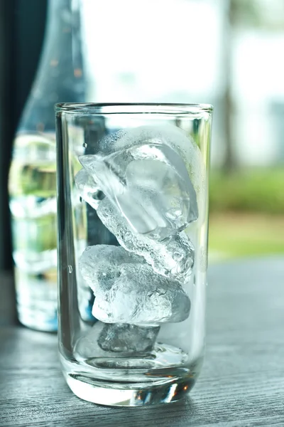 Glas Trinkwasser in Tischdekoration zum Mittagessen. — Stockfoto