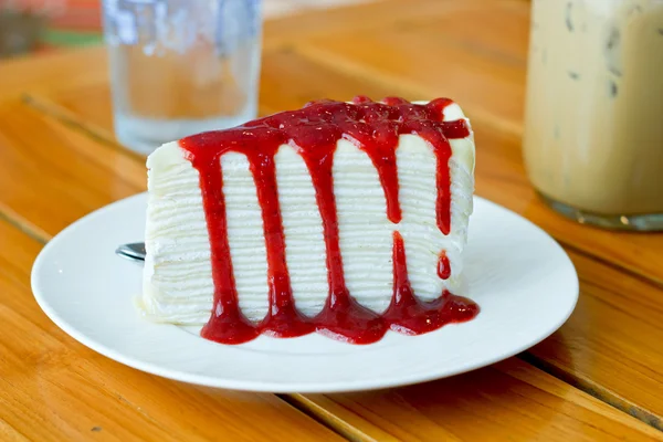 Pastel de cáscara con salsa de fresa . — Foto de Stock